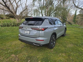 2026 Mitsubishi Outlander | LS PHEV/4WD/AT | 32993 | 3