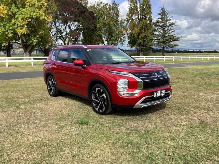 2022 Mitsubishi Outlander | 4WD, XLS, 2.5L Petrol, CVT, 7 Seat, SUV. | 23140 | 1