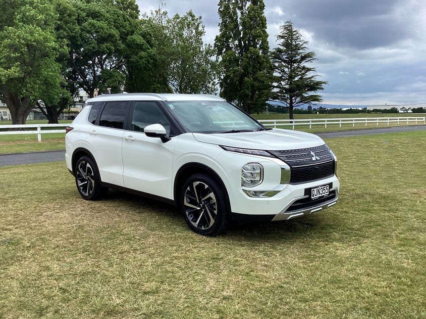 2024 Mitsubishi Outlander | XLS, AWD, 2.5L Petrol, CVT, 7 Seat, SUV. | 25072 | 1