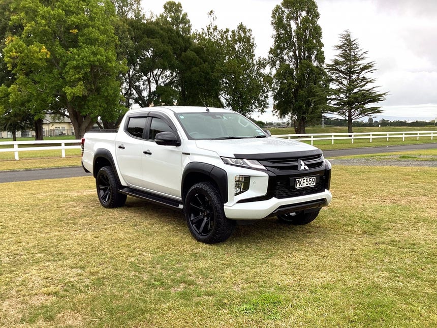 2022 Mitsubishi Triton | GLSB 4WD 6AT 2.4D | 20117 | 1