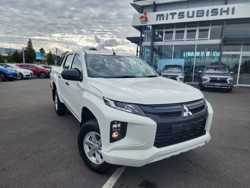 2023 Mitsubishi Triton | GLX 4WD 6AT 2.4D | 20215 | 1
