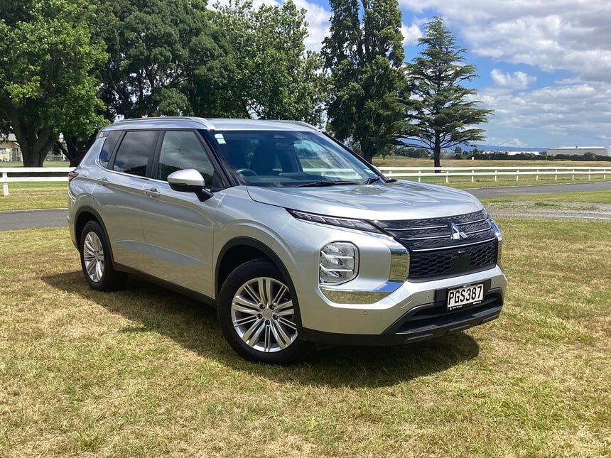 2022 Mitsubishi Outlander | LS, 2.5L Petrol, CVT, 7 Seat, SUV. | 22388 | 1