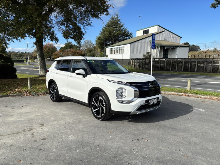 2024 Mitsubishi Outlander | XLS 2.5P/4WD/CVT 7 SEAT PETROL AWD | 26879 | 1