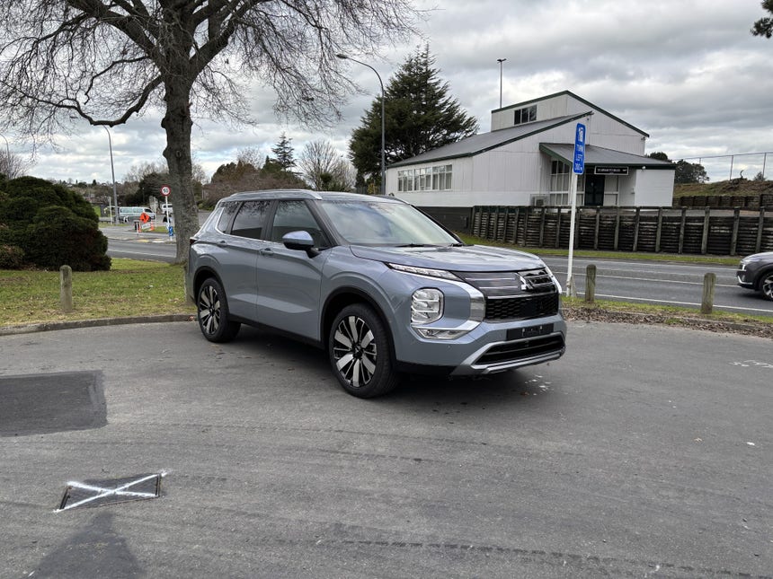 2025 Mitsubishi Outlander | XLS 2.5P/CVT 2WD AUTO 7 SEAT PETROL 5 DOOR SUV | 27536 | 1