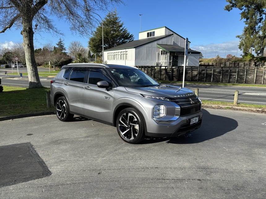 2022 Mitsubishi Outlander | LS PHEV/4WD/AT AUTO HYBRID PLUG IN 5 SEAT | 27555 | 1