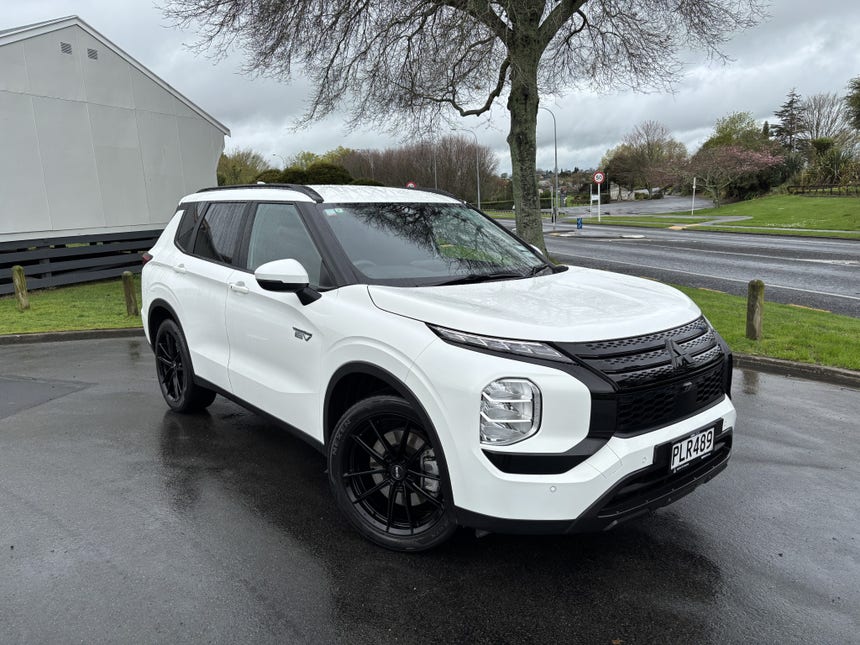 2022 Mitsubishi Outlander | LS PHEV/4WD/AT AUTO AWD HYBRID PLUG IN 5 SEAT | 28532 | 1