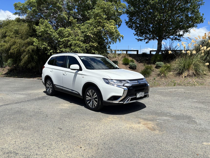 2023 Mitsubishi Outlander | LS 2.4P/CVT 2WD 7 SEAT PETROL | 29460 | 1