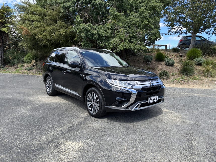 2022 Mitsubishi Outlander | LS 2.4P/CVT 2WD 7 SEAT PETROL SUV | 30528 | 1
