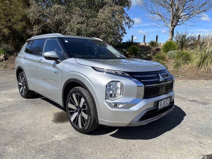 2025 Mitsubishi Outlander | VRX PHEV/4WD/AT AUTO 7 SEAT PETROL PLUG IN HYBRID | 33172 | 1