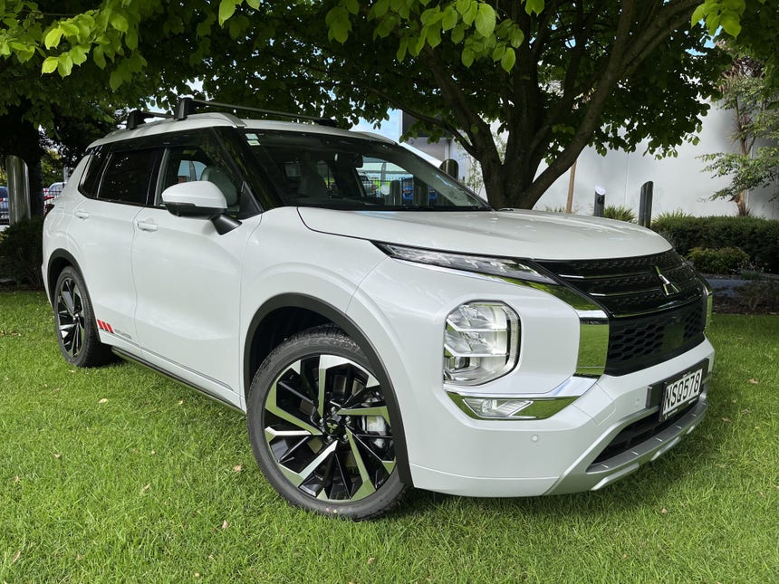 2022 Mitsubishi Outlander | VRX 2.5P/4WD/CVT 7 SEAT SUV | 16614 | 1