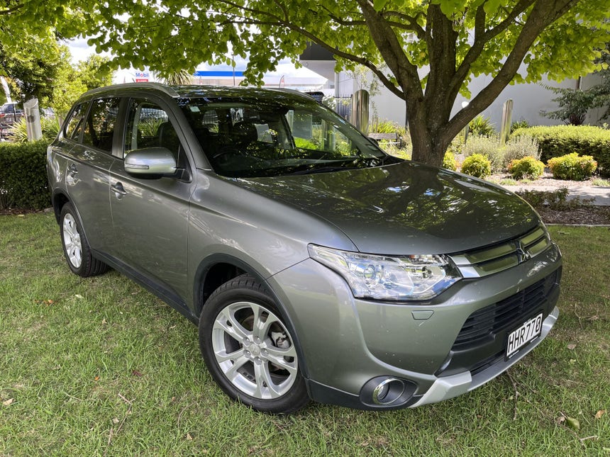 2014 Mitsubishi Outlander | XLS 2.4P/4WD/CVT/SW 7 Seat | 17297 | 1