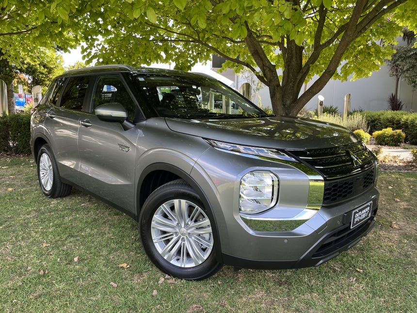 2022 Mitsubishi Outlander | LS PHEV/4WD/AT 5 SEAT SUV 5 DOOR | 17500 | 1