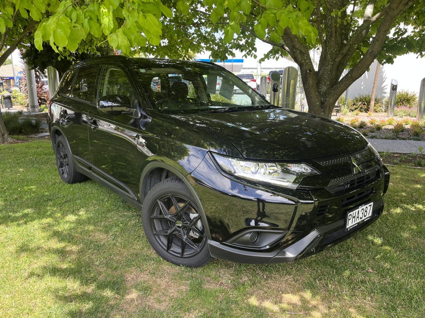 2022 Mitsubishi Outlander | LS 2.4P/CVT 2WD Run-Out LEATHER Blackout | 19651 | 1