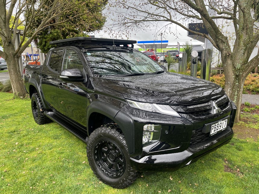 2022 Mitsubishi Triton | DC GLSB 4WD 6AT 2.4D AUTO BLACK EDITION | 21949 | 1