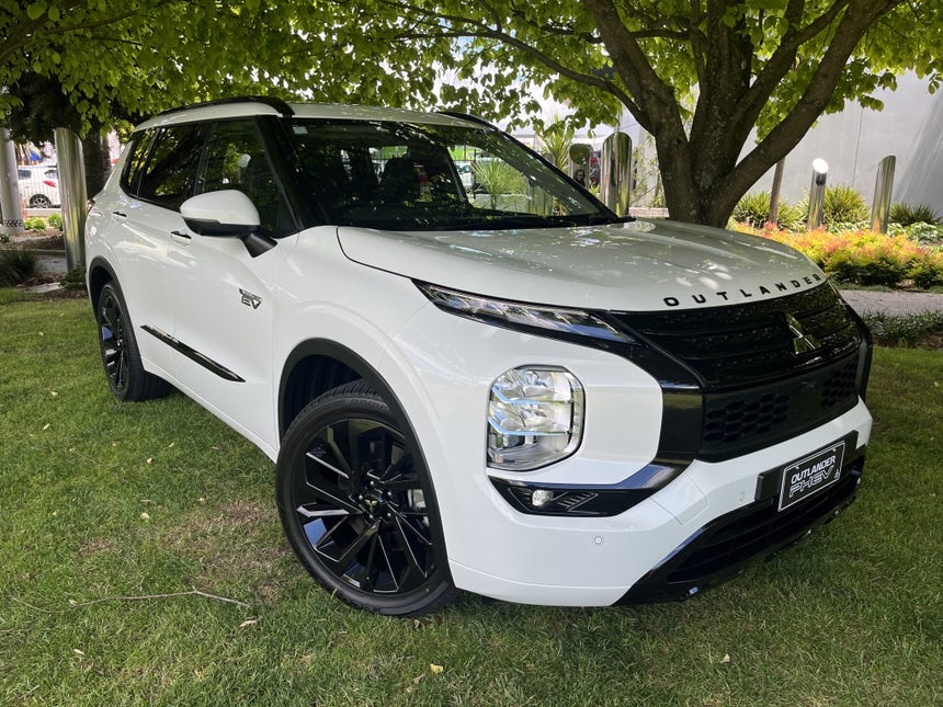 2023 Mitsubishi Outlander | VRX PHEV/4WD/AT 7 SEAT AUTO SUV Plug In Hybrid | 22192 | 1