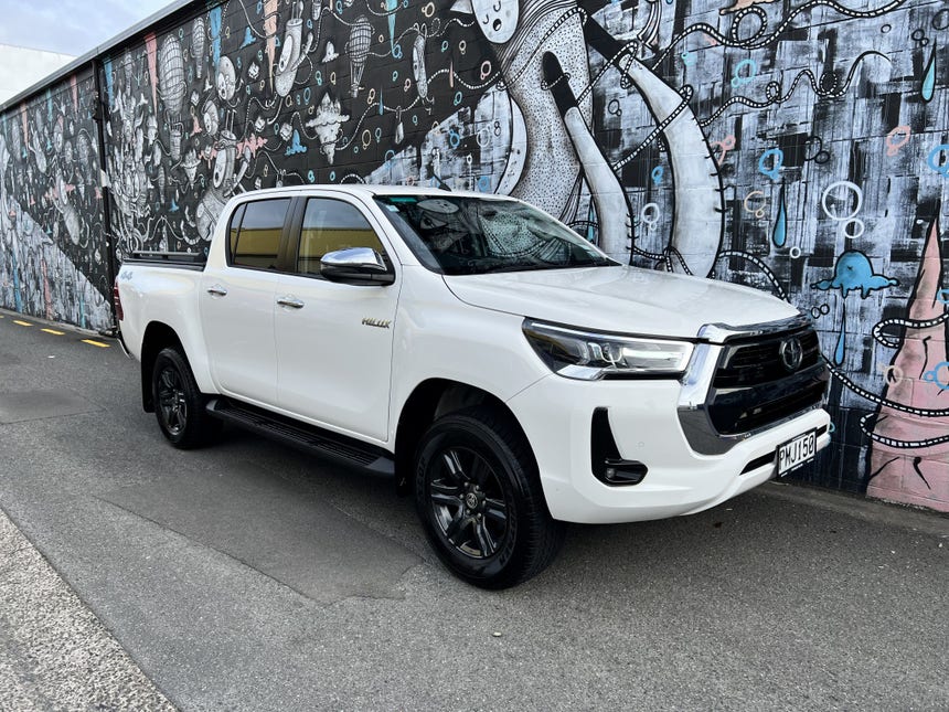 2022 Toyota Hilux | SR5 TD DC 2.8DT/4WD | 23699 | 1
