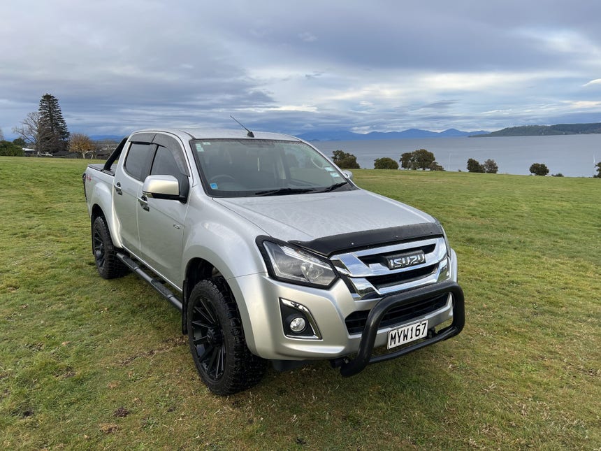 2020 Isuzu D-MAX | LS-M DC 3.0D/4WD/6MT | 21009 | 1