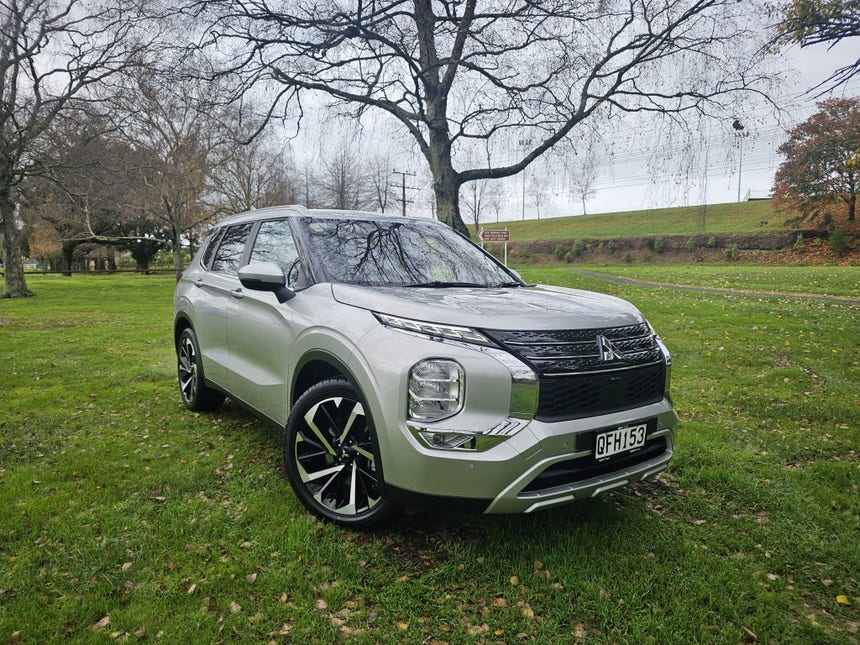 2023 Mitsubishi Outlander | XLS 2.5P/CVT | 27247 | 1