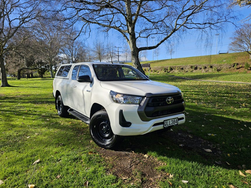 2024 Toyota Hilux | SR TD EC 2.8DT | 27550 | 1