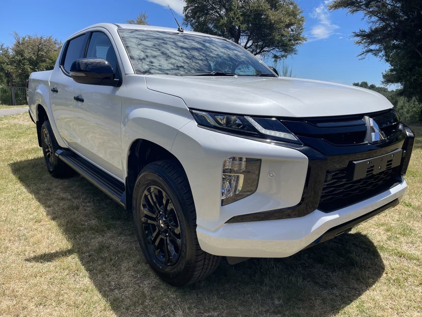 2022 Mitsubishi Triton | DC VRXB 6AT 2.4D | 16950 | 1