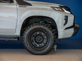 2020 Mitsubishi Triton | DC GLSB 4WD 6AT 2.4D | 33683 | 6