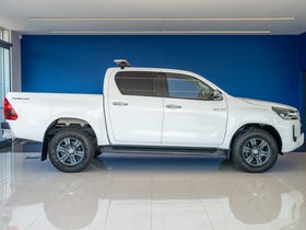 2023 Toyota Hilux | SR5 TD DC 2.8DT | 31977 | 2