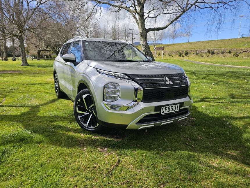 2023 Mitsubishi Outlander | XLS 2.5P/CVT | 28407 | 1