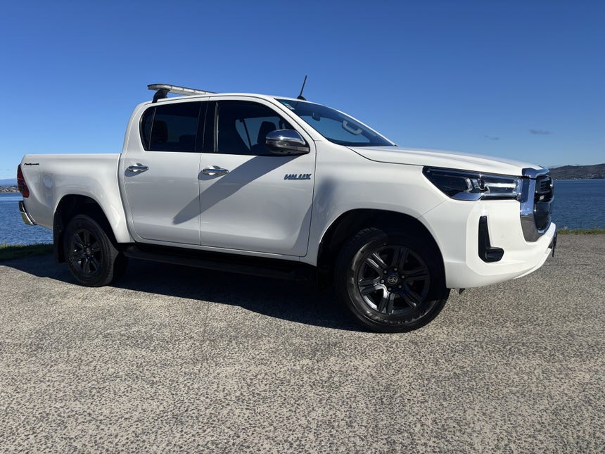 2023 Toyota Hilux | SR5 TD DC 2.8DT | 31977 | 1